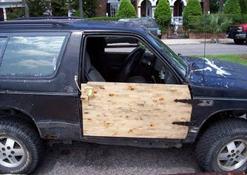 Dùng tấm gỗ thay cửa xe.