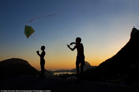 Thả diều trong khu người da đen ở Santa Marta, Rio de Janeiro, Brazil - Giải khuyến khích chủ đề Địa điểm