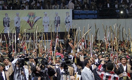 Trong suốt phần nghi lễ chính thức, các chú rể phải giương cao thanh kiếm thể hiện uy vũ của họ.