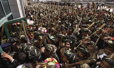2.000 chú rể chen nhau vào tòa nhà - nơi diễn ra lễ cưới tập thể ở thủ đô Sana’a.