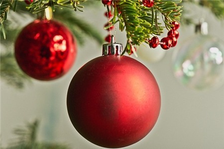 Lưu ý bảo vệ sức khỏe khi trang trí cây thông Noel 1