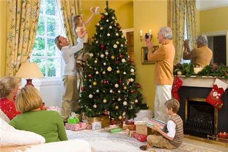 Lưu ý bảo vệ sức khỏe khi trang trí cây thông Noel 3